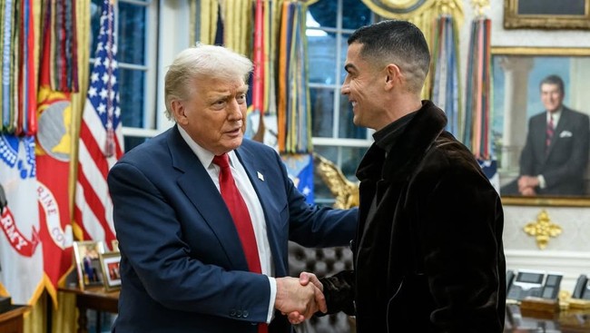 Cristiano Ronaldo mengunggah pesan kepada presiden Amerika Serikat, Donald Trump, setelah diundang ke Gedung Putih, Rabu (19/11).