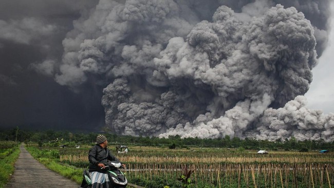 Gunung Semeru kembali erupsi disertai letusan setinggi 900 meter di atas puncak dan suara gemuruh pada Rabu pagi.