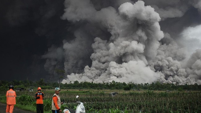 Gunung Semeru di perbatasan Kabupaten Lumajang dan Malang, Provinsi Jawa Timur mengalami erupsi tiga kali dengan tinggi letusan mencapai 1 kilometer.