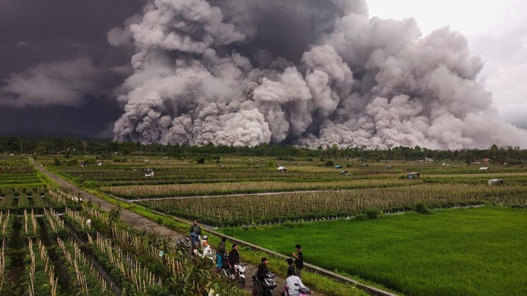 Gunung Semeru 6 Kali Erupsi, Letusan Tertinggi Capai 1 Km