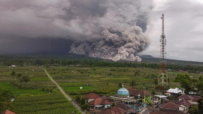 Gunung Semeru erupsi dua kali Jumat pagi. PVMBG minta warga jauhi zona bahaya hingga 13 km dari puncak.