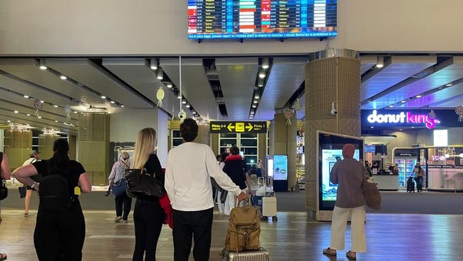 Aktivitas penerbangan tetap normal meski Gunung Semeru erupsi. Bandara di Malang, Yogyakarta, dan Bali beroperasi tanpa gangguan.