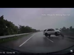 Ngeri! Fortuner Melintir dan Berujung Terguling di Tol