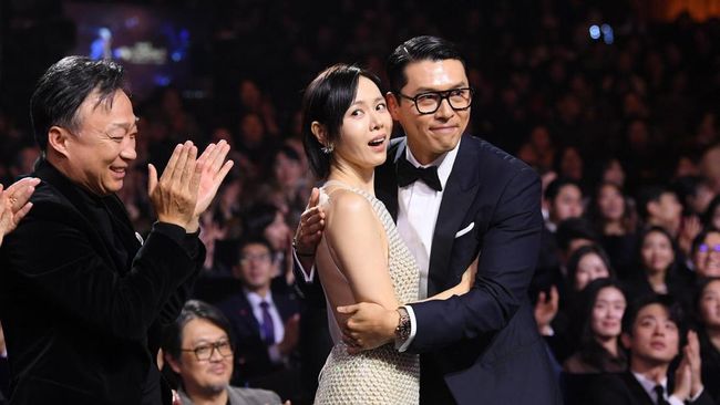 Isi Pidato Manis Son Ye Jin Saat Menang Blue Dragon Film Awards Bersama Hyun Bin