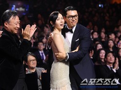 Isi Pidato Manis Son Ye Jin Saat Menang Blue Dragon Film Awards Bersama Hyun Bin
