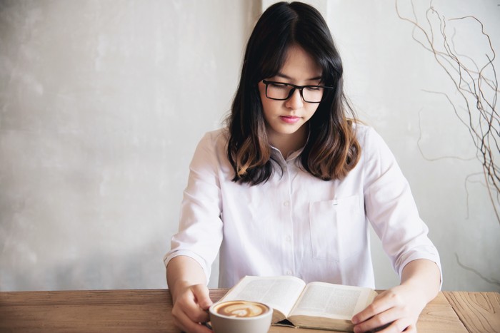 Ciri orang dengan IQ rendah adalah mereka jarang membaca buku seperti orang cerdas. Padahal membaca berfungsi seperti berolahraga, yakni menjaga otak tetap aktif dan memperkuat kemampuan berpikir kritis.