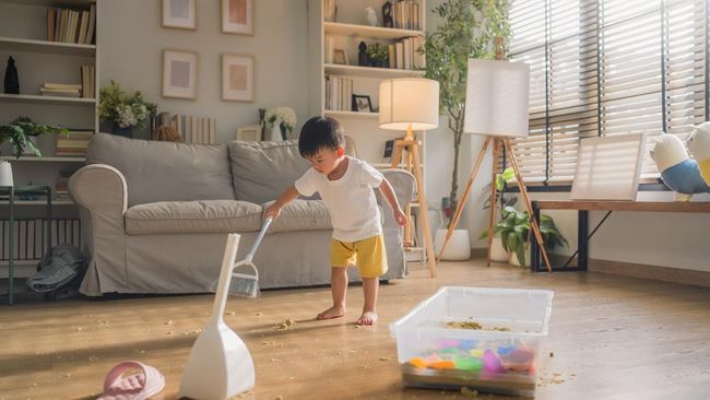 Perlukah Memberi Uang Setelah Anak Bantu Orang Tua Lakukan Pekerjaan Rumah?