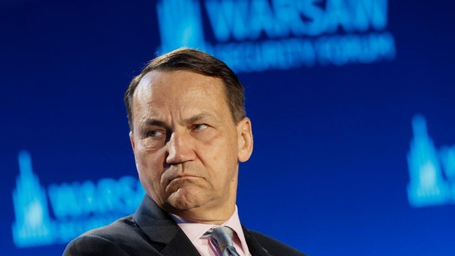 Menteri Luar Negeri Polandia Radoslaw Sikorski terlibat perselisihan dengan Presiden Karol Nawrocki terkait keanggotaan Warsawa di Uni Eropa.