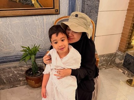 Momen Ukkasya Anak Zaskia Sungkar dan Irwansyah Ikut Umrah, Anteng Selama di Tanah Suci