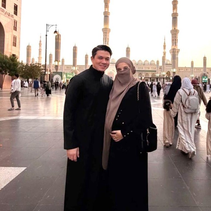 <p>Zaskia Sungkar dan Irwansyah tengah menjalankan ibadah umrah, Bunda. Tidak hanya berdua, pasangan ini juga memboyong putranya, Ukkasya Muhammad Syahki untuk ikut bersamanya. (Foto: Instagram @zaskiasungkar15)</p>