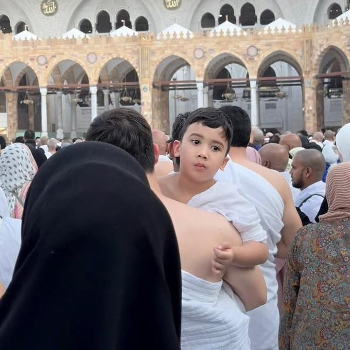 <p>Si Kecil berusia empat tahun ini ternyata bukan kali pertama dirinya menunaikan ibadah umrah. Sebelumnya, Ukkasya juga pernah ikut kedua orang tuanya umrah pada tahun 2022. Dalam sebuah potret, Ukkasya terlihat mengenakan pakaian ihram dan tampak digendong sang Ayah saat melakukan tawaf mengelilingi Ka'bah. (Foto: Instagram @zaskiasungkar15)</p>