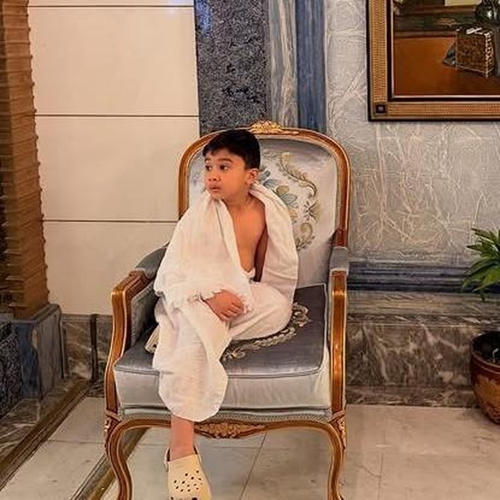 <p>Dalam berbagai kesempatan, Ukkasya selalu terlihat anteng. Ia bahkan sempat membantu sang Bunda yang kini sedang hamil untuk memakai sepatu. Hal ini terekam dari momennya yang diunggah lewat Instagram Zaskia. (Foto: Instagram @zaskiasungkar15)</p>