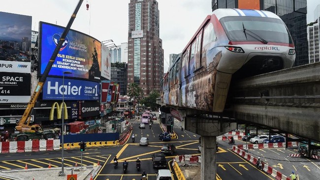 Kereta monorel jalur Tuanku, Malaysia, mogok di dekat Maju Junction, Kuala Lumpur, saat jam sibuk (rush hour) pada Kamis (20/11).