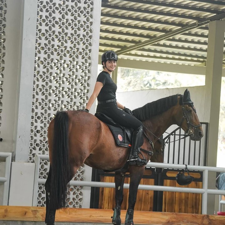 <p>Nabila Syakieb memang dikenal sebagai aktris yang selalu menjaga penampilannya, Bunda. Salah satu raahasia awet mudanya adalah rutin berolahraga. Beberapa tahun belakangan, Nabila mulai rutin melakukan olahraga berkuda. Tak hanya itu, ia sering mengikuti kompetisi berkuda. (Foto: Instagram @nsyakieb85)</p>