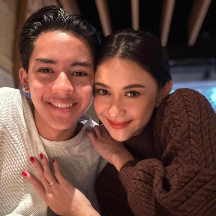 <p>Kepulangan anak yang merantau tentunya menjadi satu hal paling dinantikan banyak orang tua. Inilah yang dirasakan oleh Nana Mirdad saat putranya Jason Deandra White pulang ke rumah. (Foto: Instagram @nanamirdad_)</p>