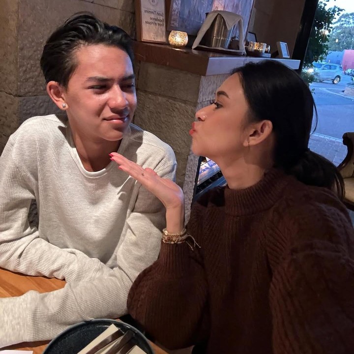 <p>Jason yang saat ini diketahui tengah menempuh kuliah di Australia, baru saja kembali ke Indonesia untuk menikmati libur panjang. Tak hanya itu, ia pun akan merayakan Natal bersama keluarga.&nbsp;(Foto: Instagram @nanamirdad_)</p>