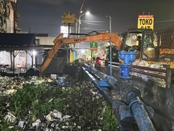 Atasi Banjir di Sidoarjo Kota, Bupati Turunkan Petugas-Kerahkan Alat Berat