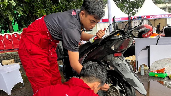 Pertamina menggelar Ganti Oli Gratis untuk 6.000 kendaraan, libatkan 181 siswa dan 125 mekanik, dukung pemberdayaan masyarakat dan wirausaha muda.