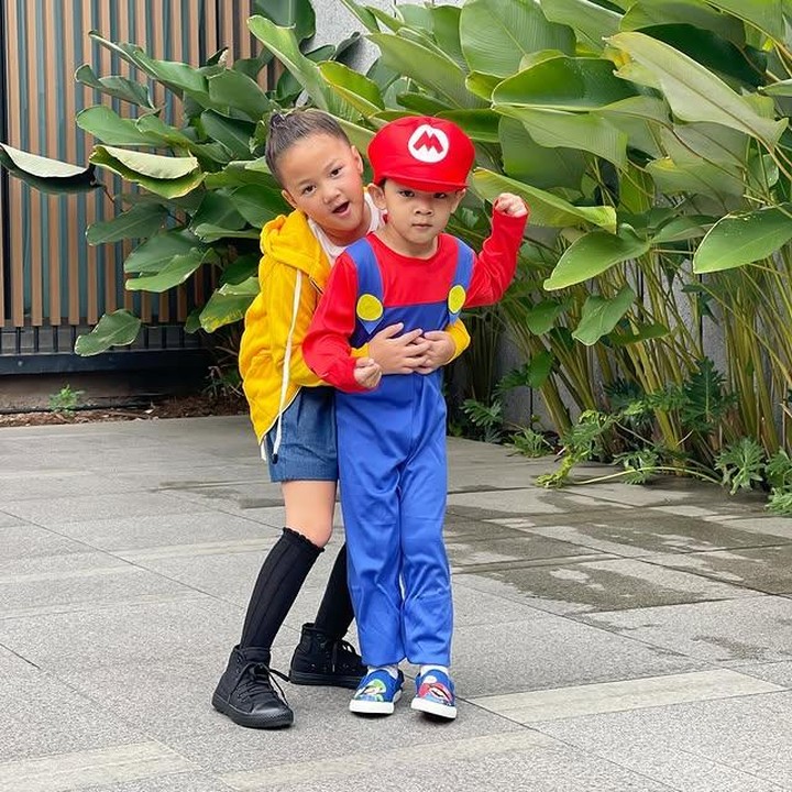 <p>Selalu menghabiskan waktu bersama, kedekatan Balint dan Numa begitu terlihat. Hal ini tampak jelas saat Mona membagikan momen kebersamaan mereka lewat unggahannya di Instagram. Baru-baru ini, ia membagikan beberapa potret Balint dan Numa saat mengenakan kostum favorit mereka untuk merayakan Hari Anak Sedunia 2025. (Foto: Instagram @monaratuliu)</p>
