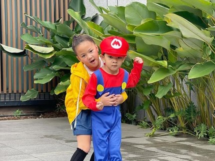 5 Potret Cute Balint dan Numa Anak Mona Ratuliu, Kompak Pakai Kostum di Hari Anak Sedunia