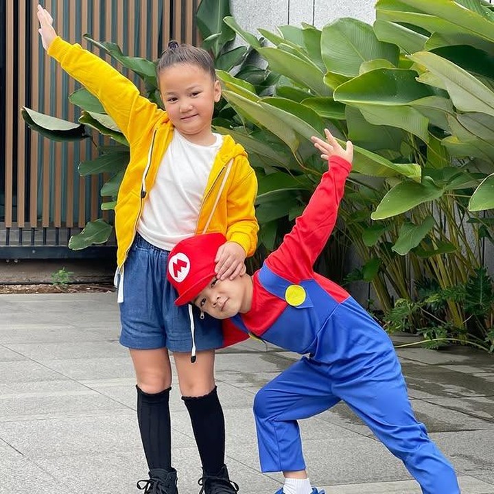 <p>"Numa jadi Rumi, Balint jadi Mario! Bangun pagi banget, enggak sabar mau jadi karakter favorit berangkat ke sekolah untuk merayakan Hari Anak Sedunia! Gemeeeessshhh!!!" tulis Mona lewat unggahannya di Instagram. (Foto: Instagram @monaratuliu)</p>