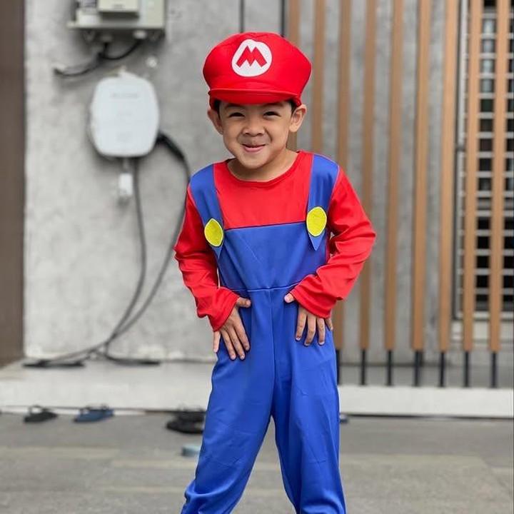<p>Dalam unggahannya, Balint <em>cosplay</em> menjadi karakter <em>Super Mario Bros</em> lengkap dengan topi merah ikoniknya, Bunda. Senyuman manisnya sukses bikin netizen terhanyut gemas melihatnya. (Foto: Instagram @monaratuliu)</p>
