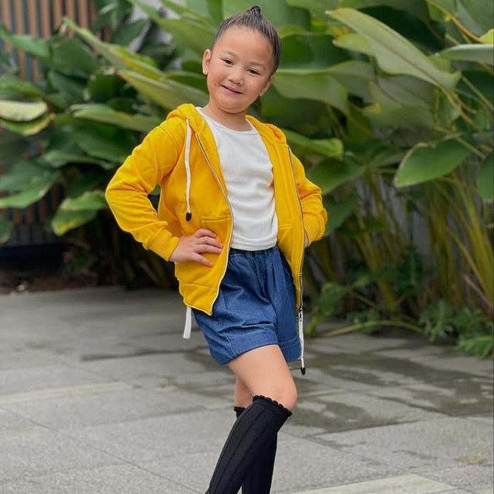 <p>Sedangkan Numa tampil <em>cute</em> sebagai karakter Rumi dari film animasi <em>K-pop Demon Hunters</em>. Ia terlihat cantik mengenakan jaket kuning yang dipadukan dalaman putih dan <em>short pants</em>. Numa juga tak lupa melengkapi penampilannya dengan memakai sepatu <em>boots</em> berwarna hitam, Bunda. (Foto: Instagram @monaratuliu)</p>