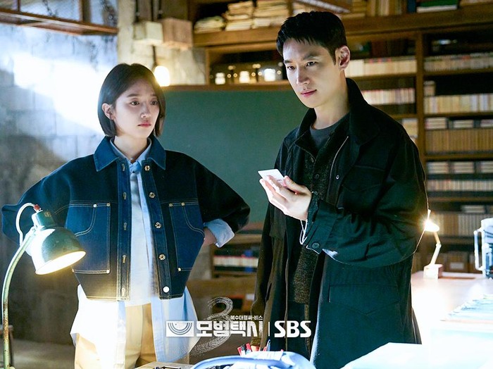 Meski dipenuhi adegan laga dan misi penuh bahaya, Taxi Driver bukan sekadar drama aksi biasa, setiap pukulan, kejar-kejaran mobil, dan penyamaran yang dilakukan tim Rainbow Taxi selalu memiliki makna emosional yang kuat.