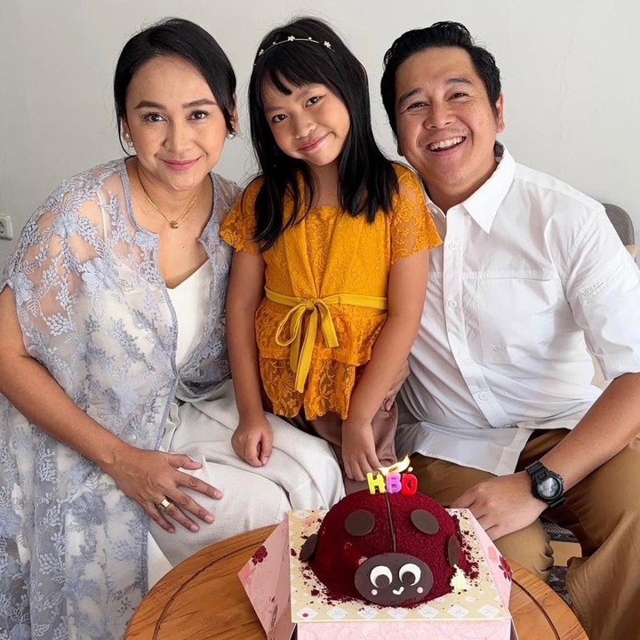 <p>Keluarga kecil ini tak jarang membagikan momen kebersamaannya lewat media sosialnya. Belum lama ini putrinya, Luzsae, baru saja merayakan ulang tahunnya yang ke-7, Bunda. Untuk merayakan hari spesialnya, Inne dan sang suami menyiapkan kue ulang tahun untuk putri semata wayangnya itu. "Sae 7thn," tulis Inne melalui unggahannya di Instagram. (Foto: Instagram @inneazri)</p>