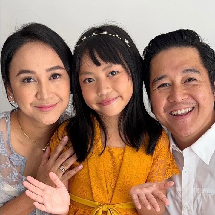 <p>Bunda masih ingat dengan pemain sinetron Inne Azri? Lama tak terlihat di layar kaca, Inne diketahui menikah dengan aktor Malvino Fajaro pada tahun 2010. Lima belas tahun menikah, pasangan ini sudah dikaruniai seorang putri yang diberi nama Luzsae. (Foto: Instagram @inneazri)</p>