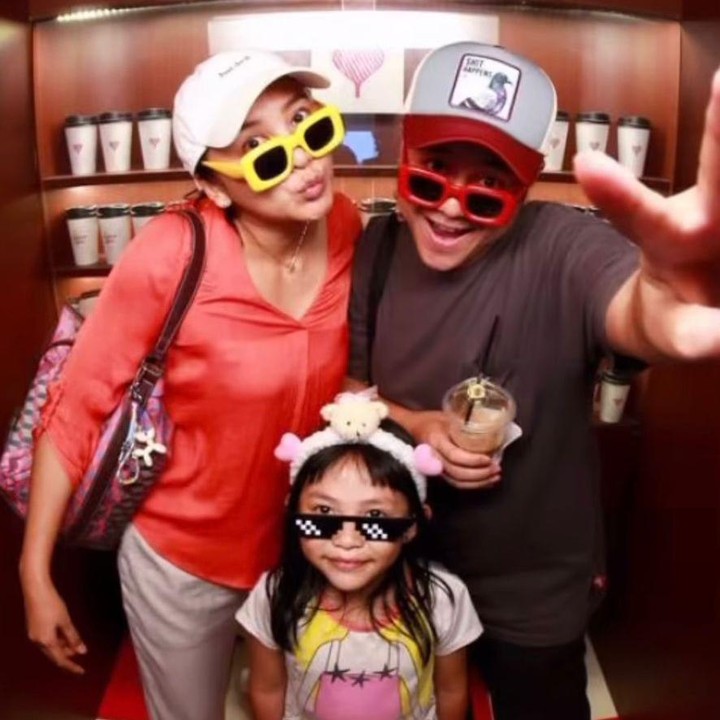 <p>Di tengah kesibukannya, Inne dan Malvino selalu menyempatkan waktu liburnya untuk <em>quality time</em> bareng sang putri. Seperti terlihat dalam potretnya ini, mereka sedang melakukan <em>photo booth</em> bersama, Bunda. (Foto: Instagram @inneazri)</p>