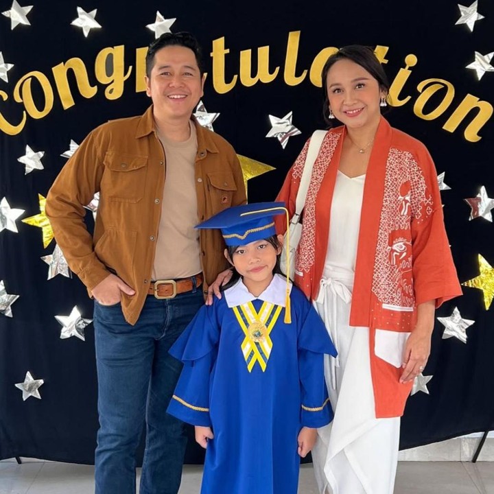 <p>Beberapa waktu lalu, Inne dan sang suami tampak hadir merayakan kelulusan sang putri. Dalam <em>caption</em>-nya, ia tak menyangka bahwa kini sang putri sudah siap melangkah ke jenjang SD, Bunda. "Gak berasa <em>@saeluzsae</em> udah lulus TK dan tahun ini akan jadi anak SD. Waktu emang cepet bgt jalannya, jd kalau buat gw sebisa mungkin kita harus selalu &ldquo; ada &ldquo; buat anak kita ketika dia butuh kita. Kita jgn sampe kelewatan <em>golden moment</em> nya mereka krn waktu gak bisa jalan balik mundur," kata Inne. (Foto: Instagram @inneazri)</p>