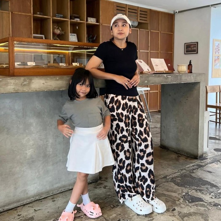 <p>Bunda satu anak ini juga sering membagikan momennya saat sedang bersama Luzsae. Perempuan kelahiran 31 Maret 1984 ini memang kerap mengajak sang putri untuk sekadar jalan-jalan, Bunda. (Foto: Instagram @inneazri)</p>