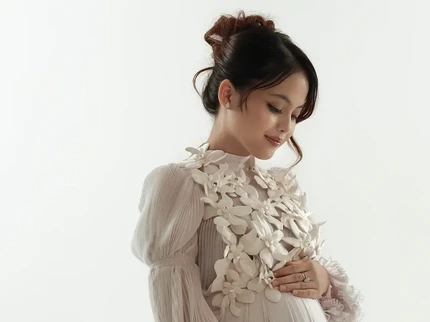 Potret Maternity Shoot Kehamilan Pertama Putri Isnari, Tampil Anggun Bak Princess