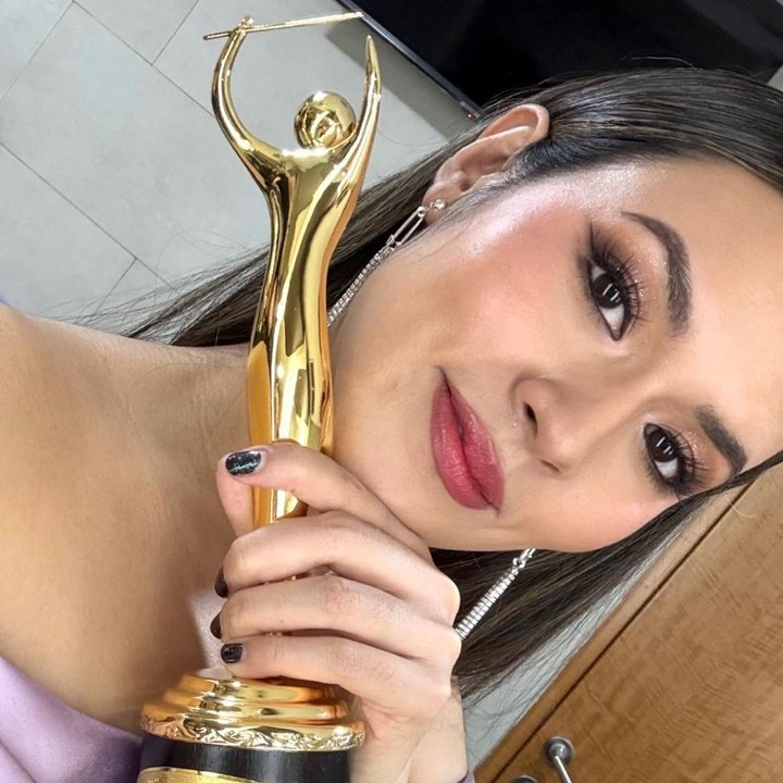 <p>Para penggemar pun langsung membanjiri unggahan itu dengan ucapan selamat dan dukungan untuk Raisa. &ldquo;congrats kak yaya pas bagian speech terharu dan bangga kak,&rdquo; tulis akun <em>@celotehi****.</em> &ldquo;Selamat ka yaya !! Dan semua Team Juni records bangga sekali kita semuaaa,&rdquo; tulis akun <em>@aduy****.&nbsp;</em>(Foto: Instagram @juni_records/@raisa6690)</p>