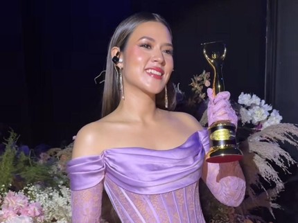 5 Potret Raisa Terima Piala AMI Awards, Sebut Anak, Ibunda, hingga Vidi Aldiano