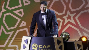 Kabar Sport CNN Terbaru : Achraf Hakimi Pemain Terbaik Afrika 2025, Ambil Trofi Pakai Alat Bantu