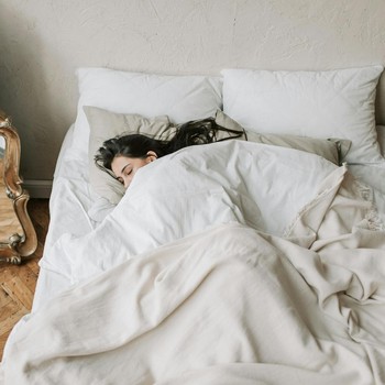 Sering Merasa Kedinginan Padahal Sudah Pakai Selimut Tebal? Ini 5 Alasannya Menurut Ahli