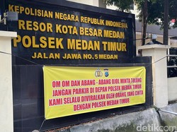 Polisi Pasang Spanduk Larang Pengemudi Ojol Parkir Depan Polsek di Medan