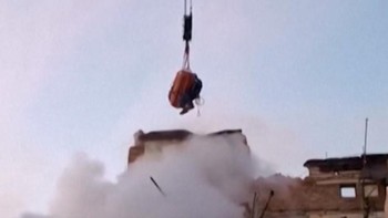 Detik-detik Pria Dievakuasi Pakai Crane usai Serangan Rusia di Ukraina