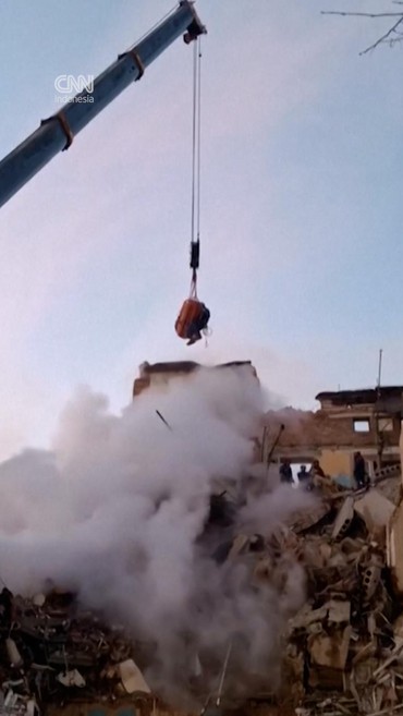 Detik-detik Pria Dievakuasi Pakai Crane usai Serangan Rusia di Ukraina