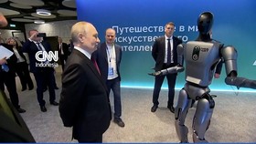 Momen Robot Humanoid AI Rusia Asyik Joget di Hadapan Putin