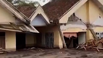 Lumpur dan Abu Vulkanik Erupsi Semeru Selimuti Dusun Kamar A Lumajang