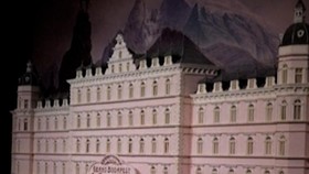 Melihat Pameran Tiga Dekade Perjalanan Sinema Wes Anderson