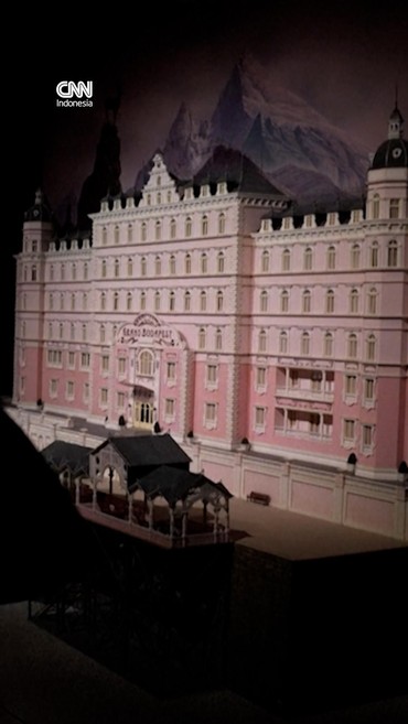 Melihat Pameran Tiga Dekade Perjalanan Sinema Wes Anderson