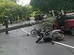 Tiang Listrik Roboh di Metro Tanjung Bunga Makassar, Timpa Motor-Mobil Lewat