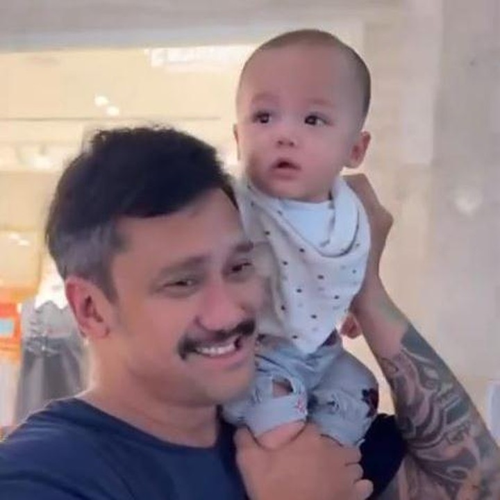 <p>Selain ikut momong cucunya, Tora juga sering menemani Noa jalan-jalan, Bunda. Beberapa waktu lalu, suami Mieke Amalia ini mengunggah video saat <em>quality time</em> bareng Noa di mall. Dalam video ini, Tora terlihat menggendong sang cucu di pundaknya. "Jalan2 di mall sambil bisik2 liatin cewek2," tulisnya. (Foto: Instagram @t_orasudi_ro)</p>