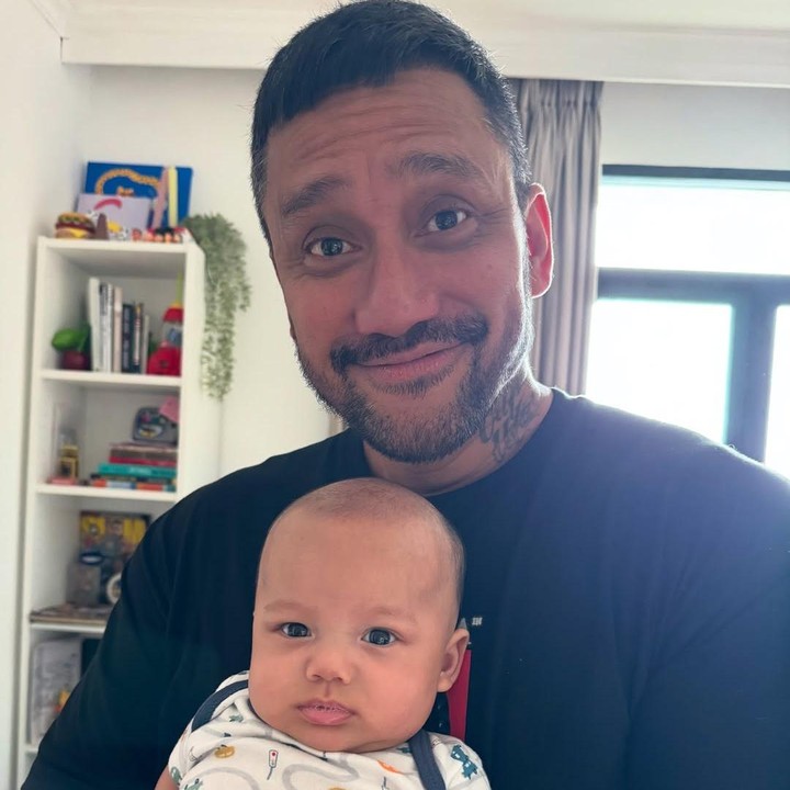 <p>Alih-alih dipanggil kakek, Tora dipanggil 'Bap' oleh cucunya. Bukan tanpa alasan, hal ini karena anak-anak hingga teman-temannya juga memanggil Tora dengan sebutan itu. Nah, belum lama ini, Noa tampaknya sudah mulai bisa mengucapkan panggilan tersebut, Bunda. Dalam salah satu unggahan di Instagram, Tora pernah mengungkap kebahagiaannya karena sang cucu sudah bisa memanggilnya dengan sebutn 'Bap'. "Lagi asiknya baca2 whatsapp tiba2 noa manggil???? BaB Bung.. jelas buanget, gw ama bila langsung kaget huakakakakakaaka, aslik seneng bangett trus dia sempet ngulang lg tapi pelan&hellip; eh pas di videoin malah di becandain gw," ungkap sang aktor. (Foto: Instagram @t_orasudi_ro)</p>