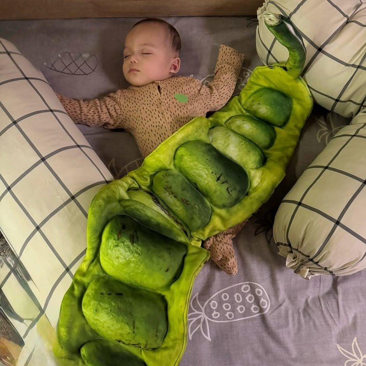 <p>Dalam beberapa konten yang di-<em>posting</em>, Tora sering mengunggah momen lucu cucunya Noa. Baru-baru ini, bintang film <em>Miracle in Cell No.</em> 7 itu mem-<em>posting</em> foto editan sang cucu yang tengah tertidur dan seolah-olah 'diselimuti' oleh petai atau pete. "Berselimutkan pete," tulisnya. (Foto: Instagram @t_orasudi_ro)</p>