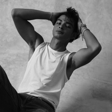 7 Potret Tampan Tristan Molina Berondong Daun Muda yang Mesra dengan Olla Ramlan